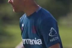 輸球后的梅西看到鏡頭后微微一笑，隨后緊皺眉頭離開了現(xiàn)場