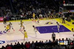 詹姆斯沖進(jìn)內(nèi)線與庫明加碰撞！隨后受傷倒地痛苦久久未起身！