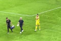 征服對手！C羅下場進行治療時，新月球迷為其獻上掌聲