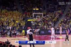 有點離譜！王哲林罰球三不沾，周鵬吐槽：大王一定是覺得罰球太簡單了，不想進