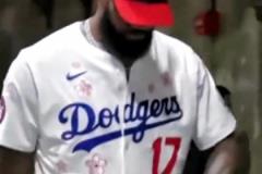 昨天是背帶褲，今天是道奇棒球服，老詹這身材就是衣架子啊