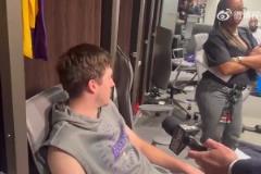 好家伙！詹姆斯賽后再次親吻了隊友的媽媽