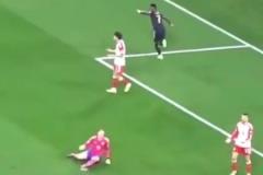 金玟哉這次漏人防守導(dǎo)致丟球可把穆勒給氣炸了