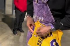 他真的，我哭死球迷遞來八村塁28號球衣 老詹照簽不誤