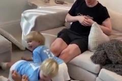 曾經(jīng)的金邊羅！40歲C羅晃飛后衛(wèi)又挑球過人，是否似曾相識