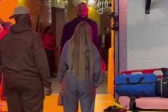 老夫老妻秀恩愛??！老詹賽后親了等候已久的老婆一口！