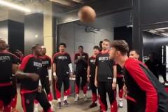 杰倫-格林和申京關系這么好，球迷們就不要吵來吵去了