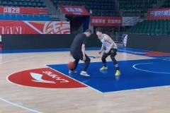 香港小孩對甲亢哥貼臉開大：C羅是GOAT?。∶肺魇荢**T！