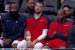 今天是養(yǎng)生局兒！大比分領(lǐng)先的快船三位大佬 好悠閑哈~