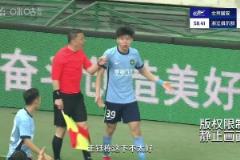 申花女球迷連續(xù)大喊：我CAO！于漢超登場1分鐘后就破門