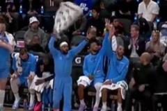 把毛巾揮出新境界！米爾斯：出門在外，戲份都是自己給的