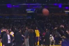 內(nèi)維爾：選三個人一起共進晚餐， 阿諾德：杰拉德、齊達內(nèi)、C羅