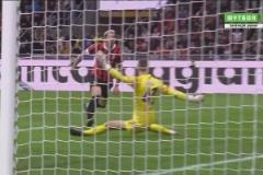 米蘭連續(xù)傳球配合！特奧小角度打門被德赫亞撲出！