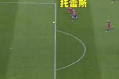 是什么讓西蒙斯瞬間變臉？原來是梅西準(zhǔn)備上場了！