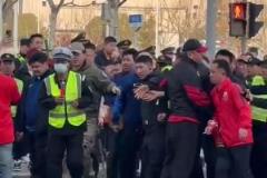 球迷先干起來！上海德比場外不和諧一幕