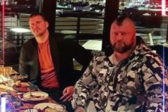 身高2米13，體重260斤的約基奇，在他哥哥面前，簡直有種小鳥依人的感覺