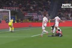 還不如直接打門！萊奧禁區(qū)內(nèi)橫傳，包抄的亞伯拉罕、穆薩沒(méi)能射門