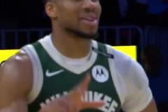 字母哥忍不住翩翩起舞！鎖定季后賽+加時(shí)險(xiǎn)勝+36分三雙的心情