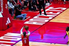 學(xué)得一點(diǎn)都不像！濃眉模仿狄龍投籃名場(chǎng)面！