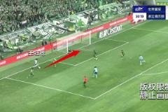 王鈺棟0度角射門??黃健翔：過人不錯，但怎么著，應該傳
