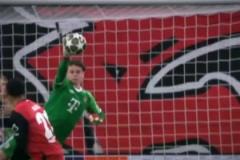 39歲的諾伊爾抬頭望去，滿眼都是自己年輕時的樣子......