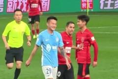 韋世豪遭到大連球員挑釁，這口型應該沒人看不懂吧