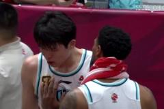 還是個孩子！楊瀚森今天打得很不順，在場邊似乎哭了！