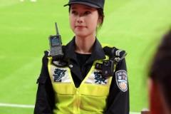 是心動的感覺！上海 “德比”大戰(zhàn)賽場上的警花小姐姐