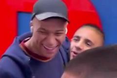 小球迷：“來(lái)阿森納吧” 姆巴佩：“哈哈哈沒(méi)可能的 那太冷了”