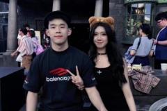 以后一起去美國逛街？網(wǎng)前此前曬林葳和女友卓識一塊出游的合照~