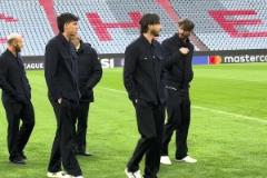 型男們抵達(dá)慕尼黑，實(shí)拍藍(lán)黑眾將在安聯(lián)球場踩場