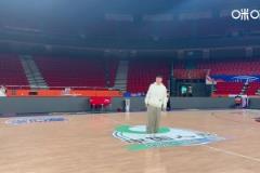 主教練正在熱身杜鋒在球隊(duì)訓(xùn)練中一記中場(chǎng)三分手起刀落~