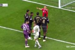 姆巴佩準(zhǔn)備主罰點(diǎn)球看到維尼修斯過(guò)來(lái)，連忙把球給了他