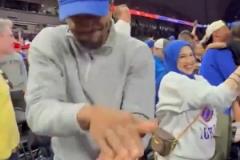 比爾:學(xué)弟們，哥就是你們的榜樣。錢多事少的榜樣。