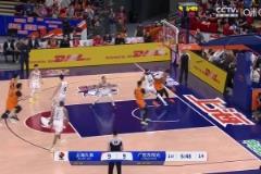 太離譜了莫蘭德開場6分鐘吃到4犯，對(duì)裁判做出數(shù)錢的手勢！