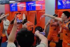 這氛圍！仿佛奪冠了一般！上海球員們在更衣室瘋狂噴水慶祝！