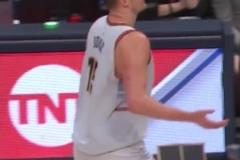 杜蘭特：踏馬的他們偷聽?wèi)?zhàn)術(shù)，還能吹我T，沒天理