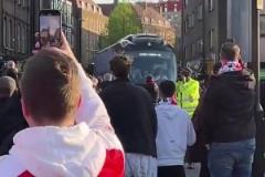 皇馬大巴抵達球場時，阿森納球迷高呼“梅西，梅西”