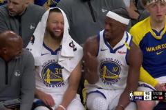 大勝就是開心！庫里和巴特勒在板凳席上與助教有說有笑的
