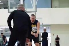 感嘆師徒感情真好！馬龍一走，以后訓(xùn)練誰來陪約老師玩排球啊