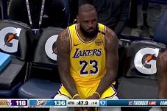 有人歡喜有人愁！湖人崩盤詹姆斯板凳席上悶悶不樂 雷霆開心暢聊