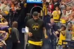 優(yōu)質(zhì)偶像！詹姆斯今日提前到球館熱身，已有大批球迷現(xiàn)場等待