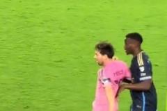 梅西：小伙子偷偷推我是吧？看我怎么智斗你！