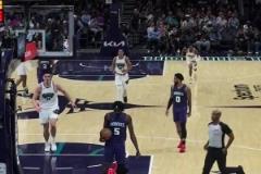 25號(hào)灰熊新秀韋爾斯空中被推失衡平摔腦袋著地重創(chuàng)昏迷