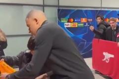 保持風(fēng)度盡管球隊(duì)失利，姆巴佩離開時(shí)仍親切與小球迷合影簽名