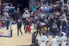 新秀韋爾斯重摔在地被擔(dān)架送出場(chǎng)治療！全場(chǎng)球迷給與鼓勁祈禱?