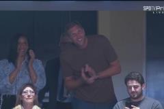 眼角還有淚！東契奇進場與湖人隊友們一一擁抱，諾維茨基鼓掌力挺