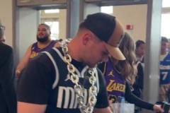 俠蜜力挺！獨行俠主場球迷進場，一眼望去全是東契奇球衣