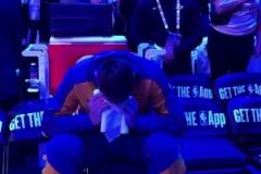 傷透孩子的心東契奇看完視頻后，擦眼淚擦了好一會才起身