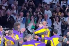 安撫下情緒！東契奇賽前與老詹擁抱，老詹拍了77后背幾下給予安慰